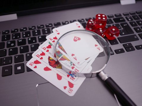 オンライン・ポーカーで勝つための 5つのヒント | 修羅のポーカー